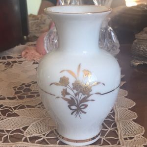 ⭐️ ⭐️HOST PICK⭐️ ⭐️Vtg 80’s small white vase/gold trim